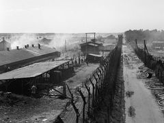Bergen-Belsen efter befrielsen 15. april 1945. (Public Domain, wikipedia)