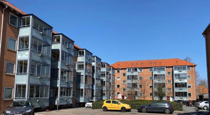 De kommende to år arbejder Skou Gruppen på en omfatter modernisering og energirenovering af to af Byg33’s boligejendomme, i Holbæk. Den ene fra 1934 og den anden fra 1961. Billeder kan frit benyttes ved omtale af projektet.