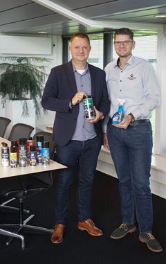 Partner og CEO i SAM Partner, Michael Duus og salgs- og souschef i Avant Denmark, Flemming Skou, flankeret af Basta Car Care produkter. Foto: PR
