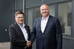 Volker Nicolai, Director International Sales i Gebhradt Fördertechnik GmbH (til venstre) og Lars Krejberg Petersen, Administrerende direktør i Dansk Retursystem (til højre)