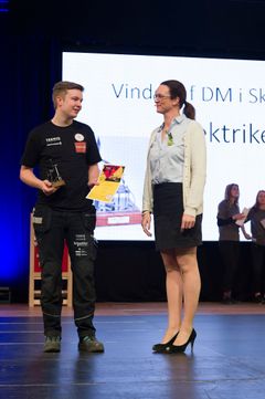 Mikkel Rifbjerg Pedersen fik overrakt prisen af undervisningsminister Merete Riisager