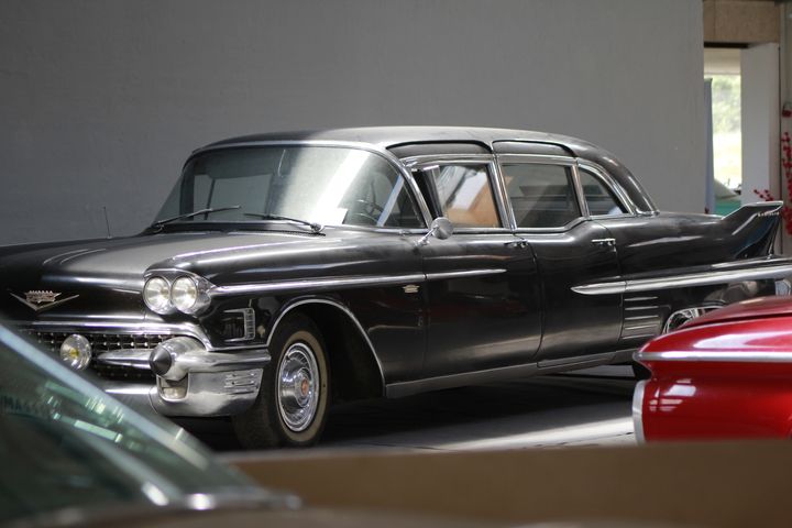 Den store Cadillac fra 1958 var før direktionsvogn for Barsebäcks ledelse, men kom tidligt ind i Henning Meyers samling – og arvingerne kan stadig huske køreturene med farmand i den store bil, der har plads til ni voksne