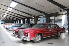 De fleste af bilerne er renoverede, men den røde Lincoln Town Car her står fuldstændig som den trillede ud af fabrikken i 1979
