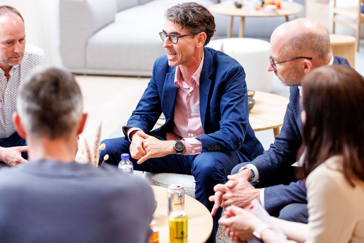 HTHC’s stifter og CEO Jesper Grønbæk ( i midten) ser med den nye bevilling fra Industriens Fond frem til for alvor at bringe danske digitale sundhedsløsninger ud i verden.