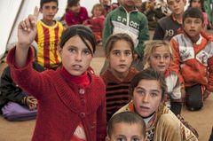 Børn på Sinjar-bjerget bærer på grufulde minder om mord og overgreb. På Mission Østs børnecenter bearbejdes traumer med leg og tegning. Her lærer de også at regne og skrive. Foto: Peter Eilertsen.