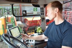 Claus Ringsing er glad for sit GPS-baserede autostyringssystem, der allerede har øget udbyttet og lettet arbejdet med at så. Det ærgrer ham dog, at der findes systemer, der ikke er kompatible med hans. Foto: PR.