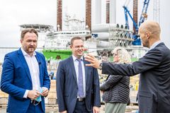 Ørsteds regionsdirektør for havvind i Kontinentaleuropa, Rasmus Errboe, fortæller om Esbjerg Havns vigtige rolle i realiseringen af klimaplanen til klima-, energi- og forsyningsminister Dan Jørgensen og borgmester Jesper Frost Rasmussen, Esbjerg Kommune. Foto: Niels Husted