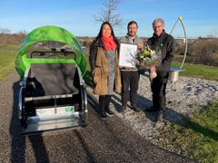 GF Forsikrings fond overrakte en pris til Cykling For Livet for deres indsats for patienter på hospice. På billedet ses fra venstre Maria Soon Mousten og Julien Daniel fra Cykling For Livet samt formanden for GF Fonden Jens Jørgen Vinther (Foto: GF Fonden)