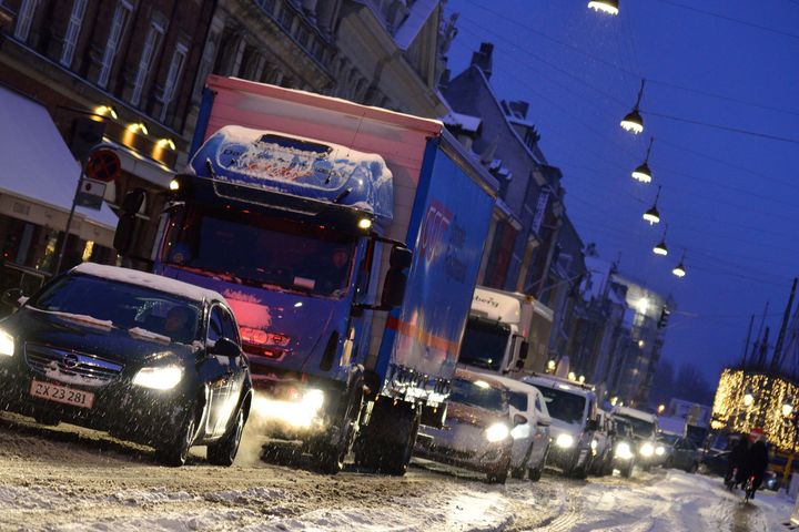 Hvem siger, at der ikke ligger sne i byerne? Her er det Kongens Nytorv i København en januarmorgen sidste år kl. 8. (foto: Michael Eisenberg)