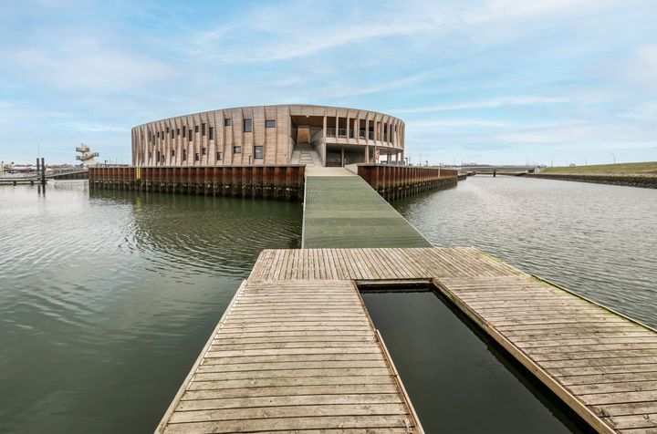 Maritimt Center er den første bygning på den kunstige halvø, Esbjerg Strand, placeret nord for Esbjerg Havn.