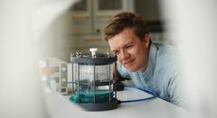 Buster Skyum med sin bioreaktor, der kan genskabe det miljø, der er omkring hjertet. Foto: Jesper Bruun