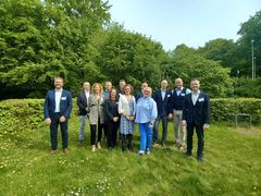 Fra venstre Claus Skytte (1), Udviklingsdirektør, DEAS, Preben Mac (2), Repræsentant for Boligselskabernes Samarbejdsudvalg, Marianne Lubanski (3), Adm. Direktør, Science City Lyngby, Flemming Horn Nielsen (4), Adm. Direktør, Lyngby-Taarbæk Forsyning, Charlotte Mark (5), Managing Director, Microsoft Development Center, Michael M. Jørgensen (6) Kommunalbestyrelsesmedlem (C) Næstformand, Gitte Kjær-Westermann (7), Kommunalbestyrelsesmedlem (B), Formand, Anders B. Møller (8) Campusdirektør, DTU, Bodil Kornbek (9), Kommunalbestyrelsesmedlem (A), Casper von de Ahé (10) Center Manager, Danske Shoppingcentre, Michael Knørr Skov (11), Markedsdirektør, COWI. Casper Strunge (12), Kommunalbestyrelsesmedlem (C). Karen Maria Pagh Nielsen, Kommunalbestyrelsesmedlem (F) deltog ikke i mødet.