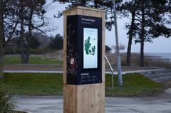 To småøer har fået installeret infostandere, der skal give information til turister. Her er det standeren på Fejø. Foto: Peter Prik Larsen