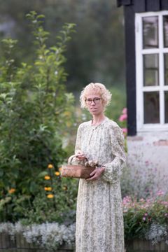 Christine Granild bor på et landsted ved Solbjerg, hvor hun nyder sin have året rundt. Foto: ©Puk Damsgaard