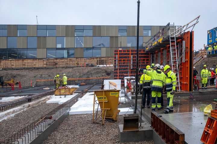 Den nyudviklede cement i projektet Grøn Beton II blev brugt i betonen ved støbningen af et gulv på DTU. Foto: Torben Eskerod
