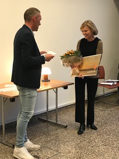 Formand for Kultur, Fritid og Bosætningsudvalget, Martin Lohse, uddeler et af de to hæderslegater