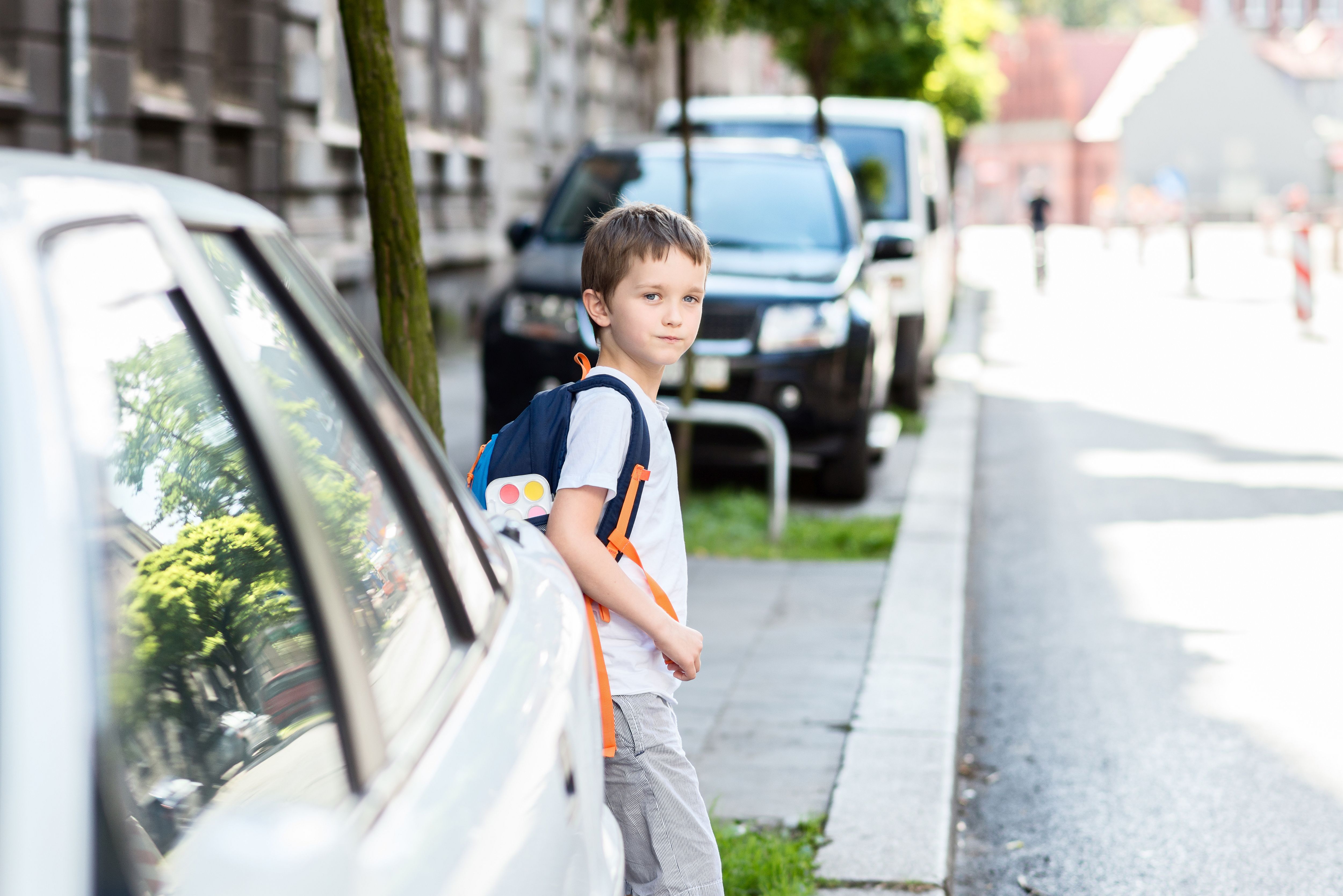 Переход ребенка в другую школу. Детский травматизм. Road to School. Ученики на пешеходной картинки. Go to School by car.