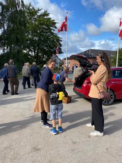 Haastrup blev Årets Landsby 2020 og viste sig frem med solskin og hejst Dannebrogsflag, da komitéen kom på besøg. Fotograf: Cecilie Høj