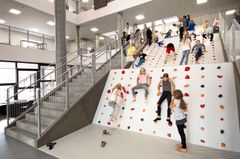 Som et alternativ til trapperne, har Virklund Sport lavet en klatretrappe, der skal aktivere eleverne. Foto: PR.