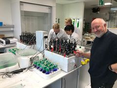 Jens Bo Holm-Nielsen i laboratoriet, hvor der blandt andet forskes i biogasproduktion.