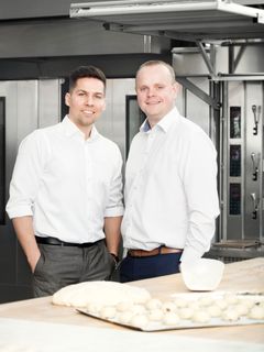 De to iværksættere Steffen Bagge t.v. og Anders Høy har sammen med eksterne investorer stukket et millionbeløb i Smartbake.dk og går nu målrettet efter hotel- og restaurationsbranchen. PR-foto: Christina Lykke.