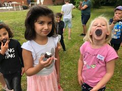 Masser af hygge og flødebollespisning til Blå Kors' sommerklub i Horsens. Foto: Mira Staal Knudsen.