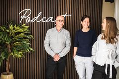 Fra venstre: Steen B. Laursen (Cellebiolog), Malene Kloster (læge) og Trine Thielfoldt
Nielsen (vært) foran podcaststudiet.
