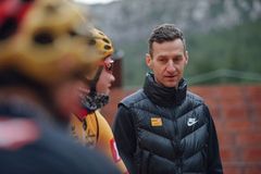 Kurt Asle Arvesen i dialog med rytterne under en træning i Spanien. Foto: Jan Brychta