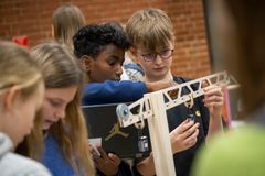 Billedtekst: På landsplan deltager op mod 26.000 skoleelever i 56 kommuner i Naturfagsmaraton, Danmarks største konkurrence i naturfag.