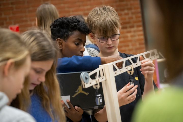 Billedtekst: På landsplan deltager op mod 26.000 skoleelever i 56 kommuner i Naturfagsmaraton, Danmarks største konkurrence i naturfag.