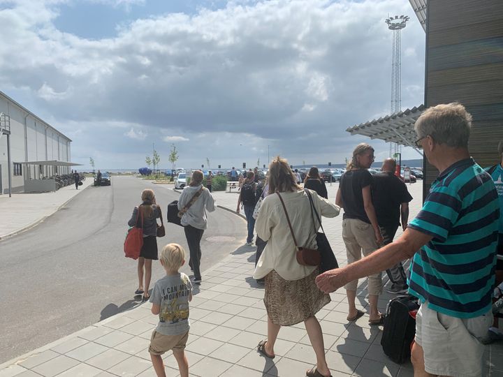 Mange sommerklædte danskere tager færgeturen som gående eller cyklende. Her fra den nye færgeterminal i Aarhus, hvor en gratis shuttlebus sender dem ind til centrum af Aarhus.