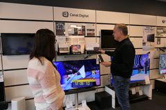 Tv-forhandlere bliver lige nu besøgt af mange forvirrede kunder, der har svært ved at gennemskue hvilken mulighed, der er bedst for dem. Foto: PR.