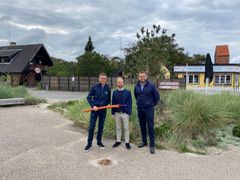 Borgmester Steffen Jensen gav fredag eftermiddag sin opbakning til projektet, der vil give hurtigere internet bl.a. i Liseleje. Foto: Halsnæs Kommune