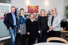 Fra venstre: Helge Skåtun, Laura Lee Kamppila, Gudrun Göransson, Hanna Tómasdóttir og Liselott Blixt på Liselotts kontor. Fotos: Ólafur Steinar Gestsson