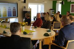 Delegationen hører om velfærdsteknologi i ældreplejen i Aabenraa Kommune.