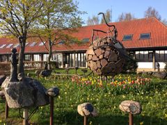 Skulpturen Den lille Prins foran Fuglebjerg Bibliotek