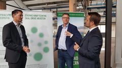 Erhvervsminister Simon Kollerup (th.) var med, da det ambitiøse turismesamarbejde blev præsenteret mandag. Til venstre ses byrådsmedlem og 2. viceborgmester i Guldborgsund, Ole K. Larsen . I midten ses destinationschef Brian Lindorf Hansen, Visit Lolland-Falster. Foto: Carina Woollhead.