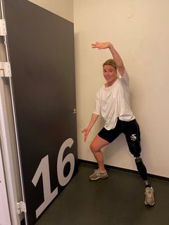 Et kompliceret brud på benet efter en springulykke til gymnastiktræning i starten af 2021, betød, at den blot 19-årige elitegymnast Emilie Aaen fik amputeret sit venstre ben. Foto: PR.