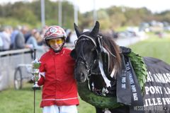 Hos Dansk Hestevæddeløb mener de at travsporten kan noget helt specielt for unge mennesker, da der ofte bliver skabt et helt specielt bånd mellem kusk og pony. Foto: PR