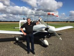 Niels Thyboe, kunderådgiver i Sparekassen Kronjylland, var med, da Sparekassen inviterede sine garanter i Spentrup med på flyvetur første weekend i september.