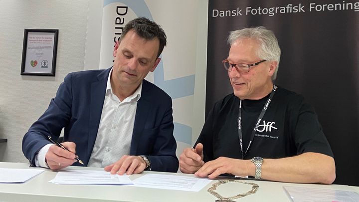 Thomas Torp, adm. direktør for GRAKOM (tv) og Jens Erik Bæk, formand for dff / Dansk Fotografisk Forening (th). Foto: Bent Nygaard Larsen, dff