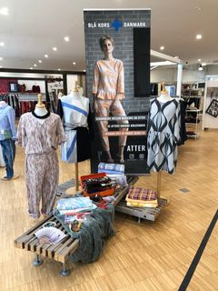 I fire af Blå Kors' genbrugsbutikker kan man opleve udstillinger med tøj og mønstre fra ATTER.