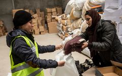 Her uddeler Mission Øst tøj og sko til irakiske fordrevne, som har bosat sig i Dohuk-området.