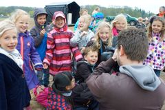 Børnene fra Malling Skole havde en fest.. ved indvielsen af Egelund Folkeskov d. 13 maj 2013.