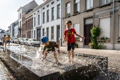 Hvordan vand går fra at være en sundhedsrisiko til en sundhedsbooster er temaet for Swecos nye Urban Insight-rapport. Foto: Augustijnenstraat, Mechelen © Bram Goots.