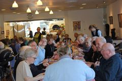Måltidet er ofte dagens højdepunkt for de ældre, og der opstår hurtigt utilfredshed rundt om bordet, hvis maden kommer bare fem minutter for sent på bordet. Foto: PR.