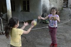 Lusine elsker at spille bold med sin to år yngre søster Lilit. Foto: Peter Eilertsen for Mission Øst