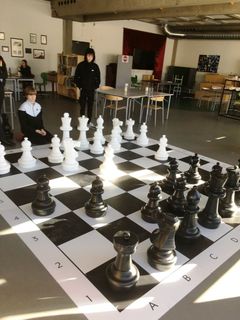 Dagens overraskelse på Balsmoseskolen - et spritnyt skakgulv.