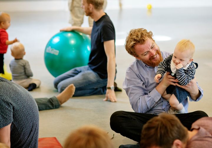Nu får småbørnsfædre i Guldborgsund igen god mulighed for at lege og tumle med deres børn - og møde andre fædre - til Fars Legestue. Foto: Forum for Mænds Sundhed