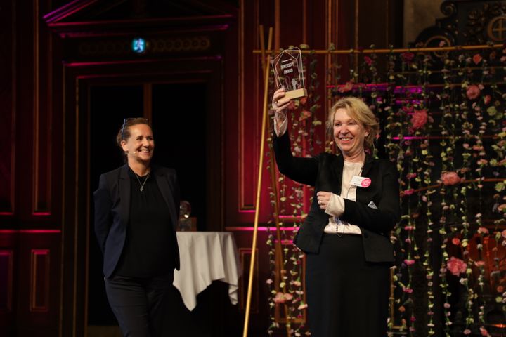Lene Augusta Jørgensen, rektor på UCN, modtager Diversitetsprisen 2021, ovarrakt af Marianne Egelund Siig, CEO for Mannaz.